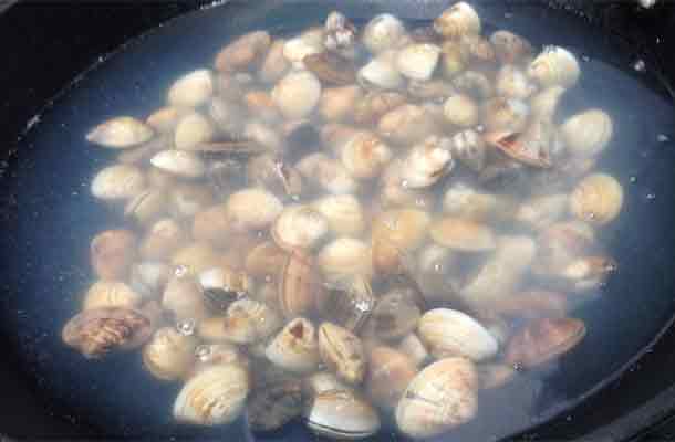 White-Clam-with-Chili-Crab-Sauce-slide